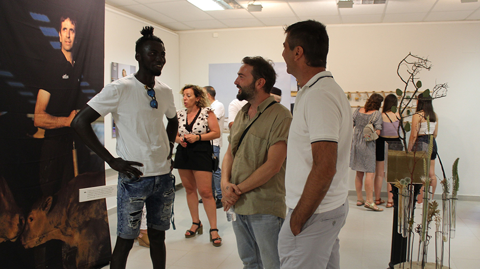 Enel centro, Calvo, junto a dos de los fotografiados, Mactar Gueye y Juan Antonio Pradel.