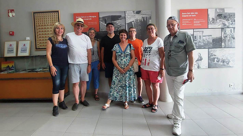 Los periodistas, junto a la directora del área de Turismo, Natalia Arazo, y la vicepresidenta de la Comarca, Olga Brosed, en Robres.