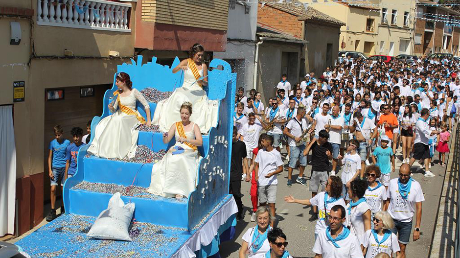 Una marea blanca y azul ha recorrido las calles de Sariñena.