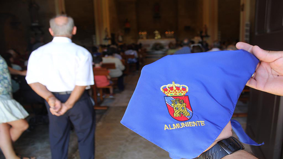 Imagen de la pañoleta recibida por los mayores de 65 años en Almuniente.