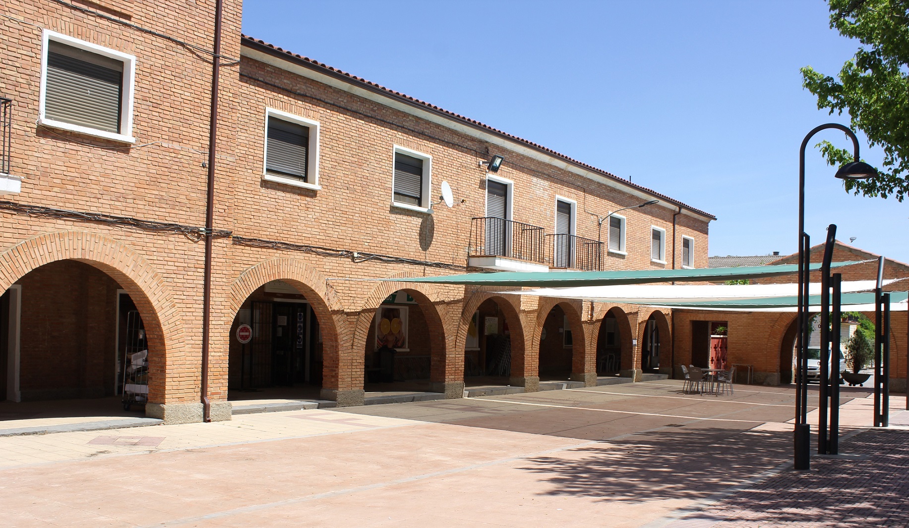 La plaza porticada es uno de los signos de identidad de la localidad de Frula.