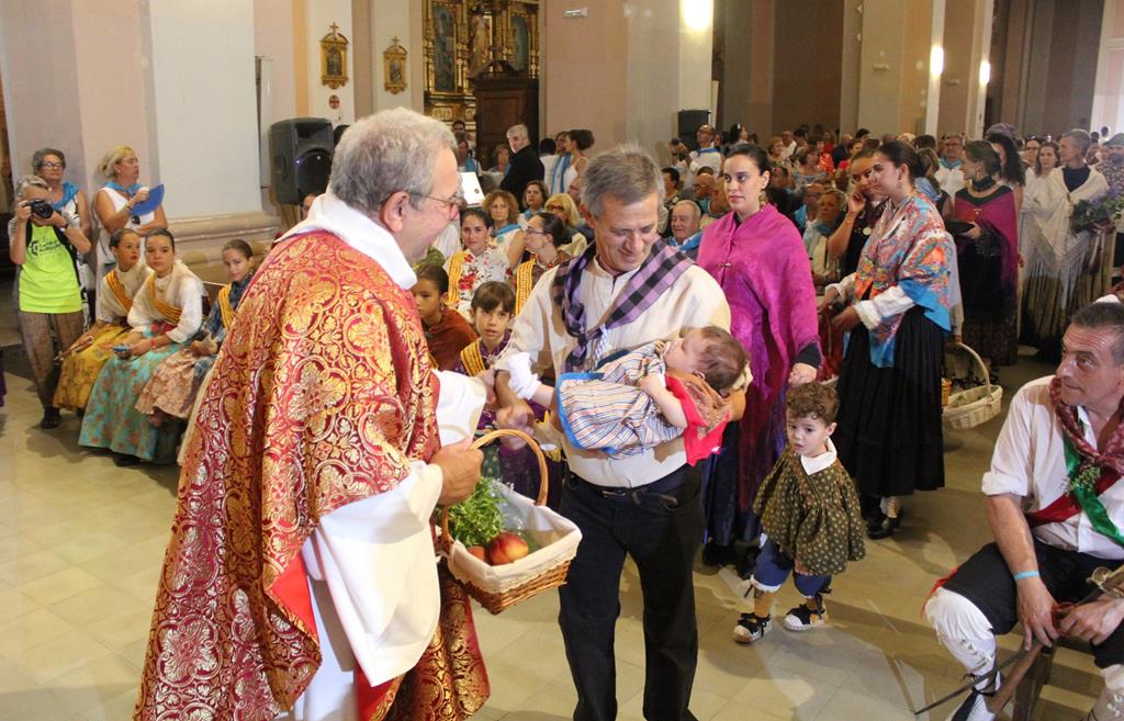 Adultos y niños han participado en la ofrenda de flores y frutos.