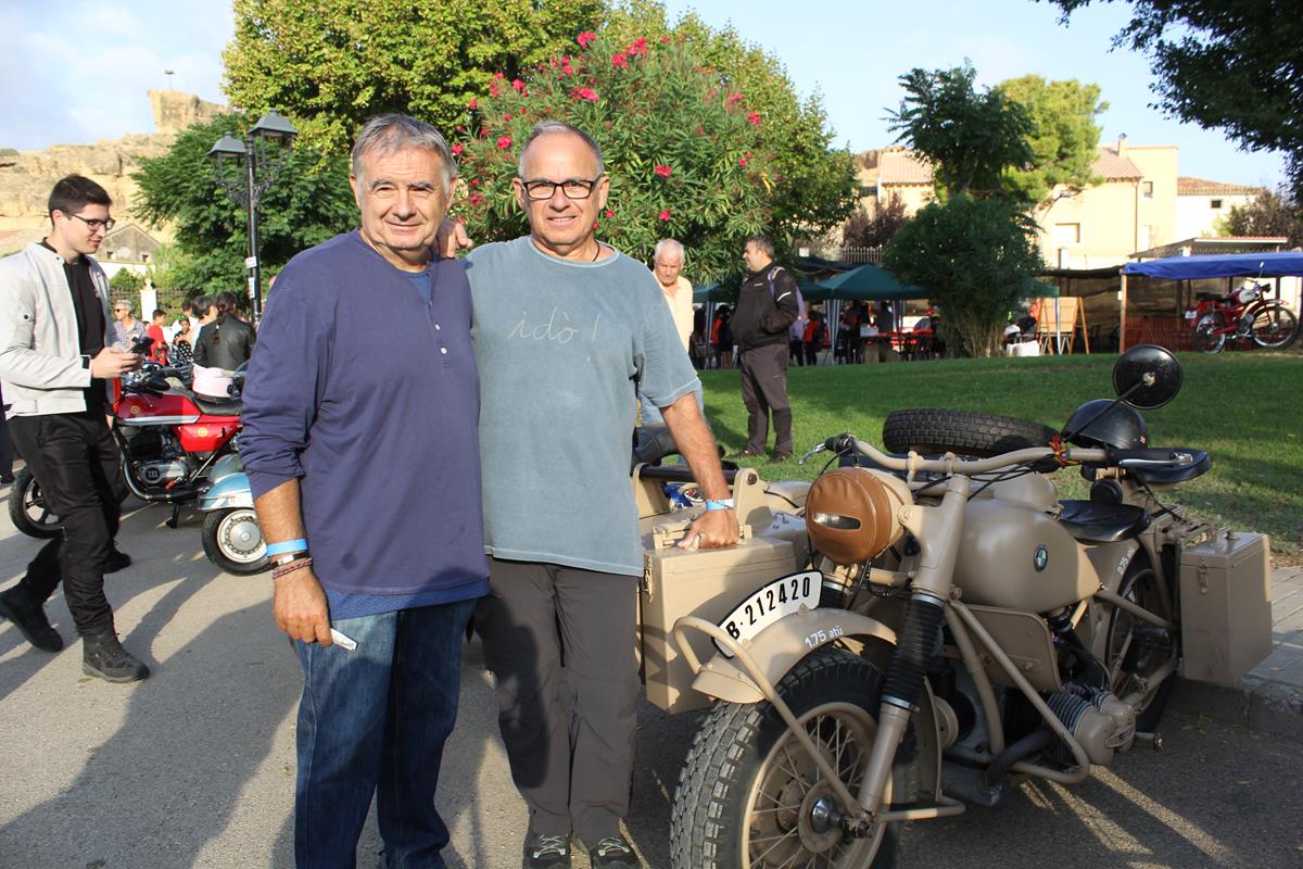 Santiago Ibáñez, junto a su BMW R75, una motocicleta con sidecar utilizada en la II Guerra Mundial.