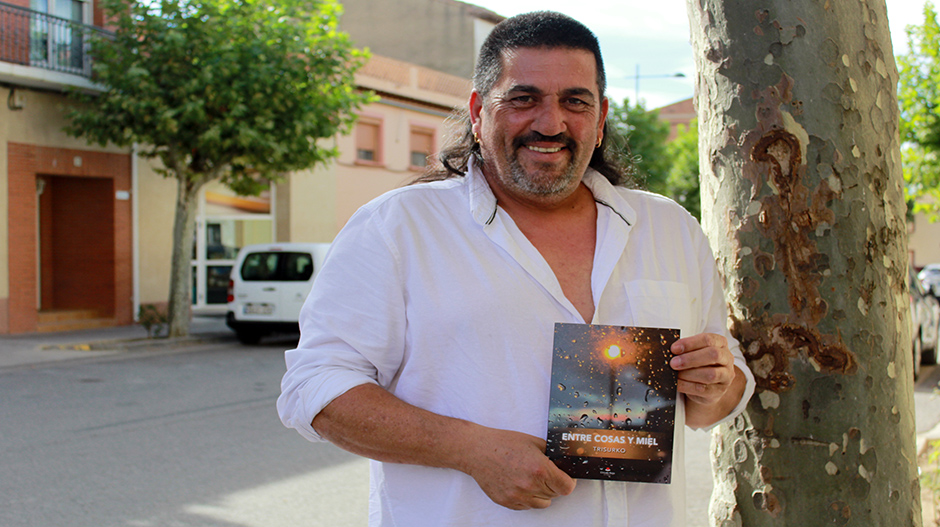 Miguel Ángel Rodríguez, Trisurko, posa con su libro.