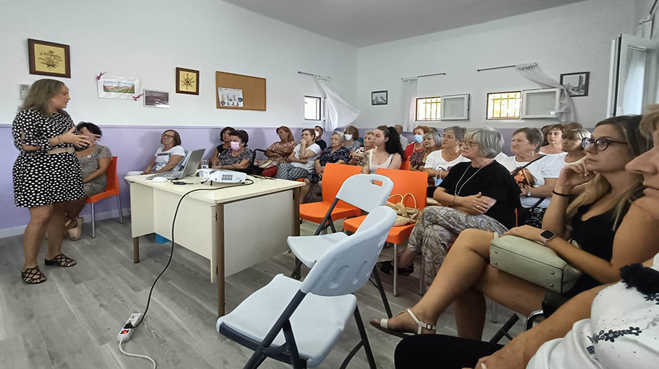 La charla tuvo lugar en el edificio cedido a la asociación local de mujeres.