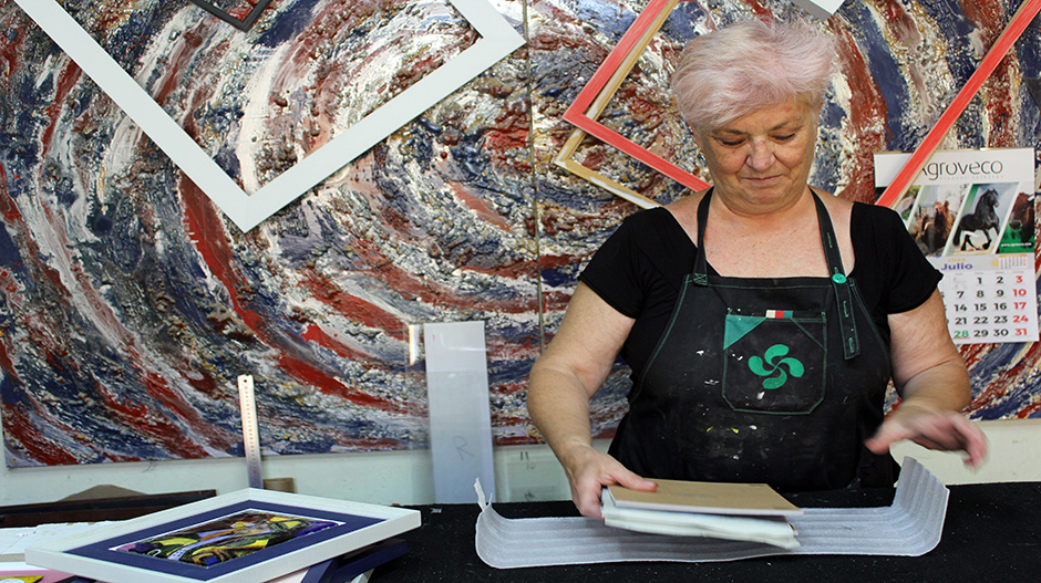 Chinestra, en su taller de Frula, preparando para el envío uno de sus últimos trabajos.