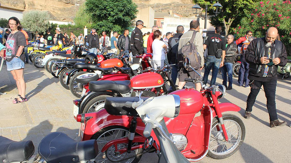 El público ha podido disfrutar de los vehículos exhibidos en la plaza de la localidad.