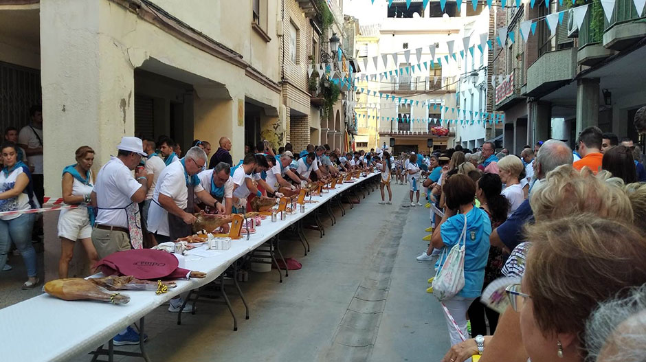 El concurso de cortadores de jamón llenó la calle del Mercado.
