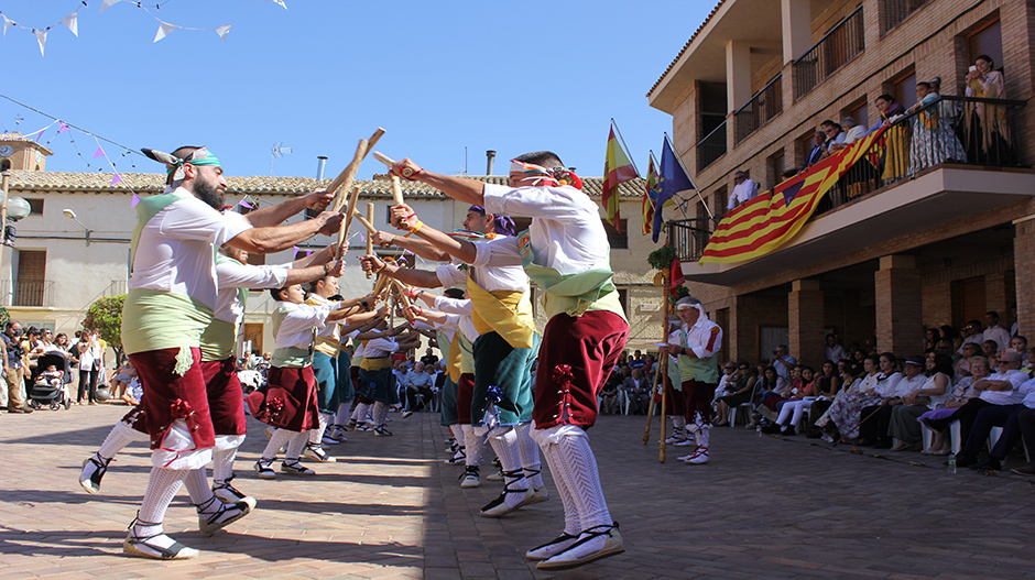 El dance ha vuelto a ofrecer su actuación central en la plaza Mayor.