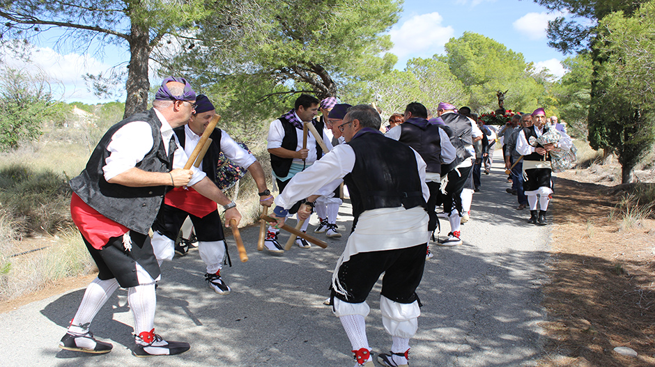 Los danzantes han subido en procesión hasta la ermita de San Miguel.