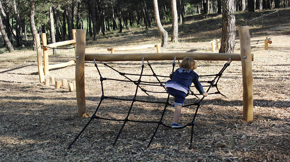 El espacio cuenta con varios juegos infantiles para que los más pequeños pongan a prueba sus habilidades.