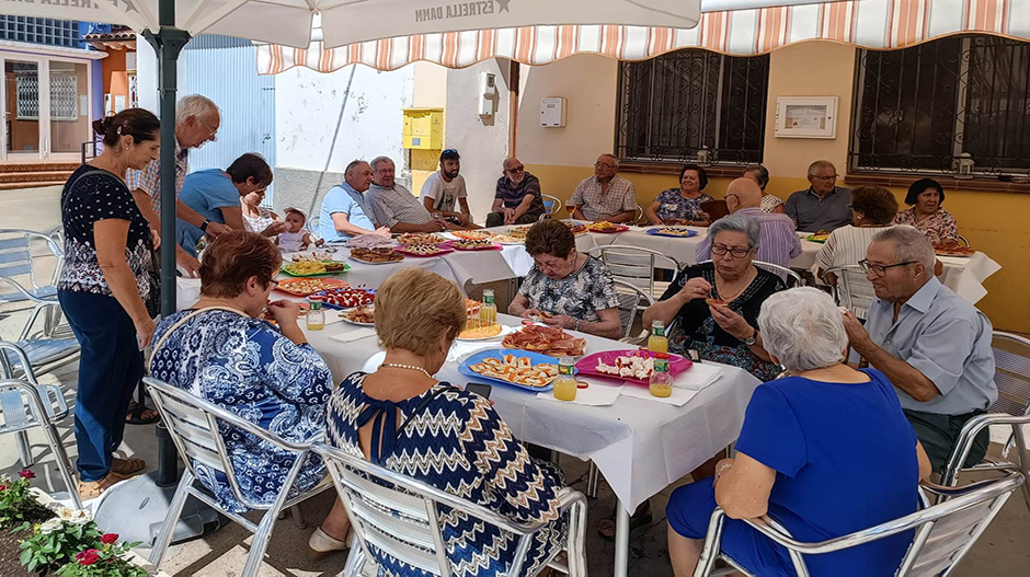 Los vecinos han compartido este miércoles un aperitivo en el bar social.