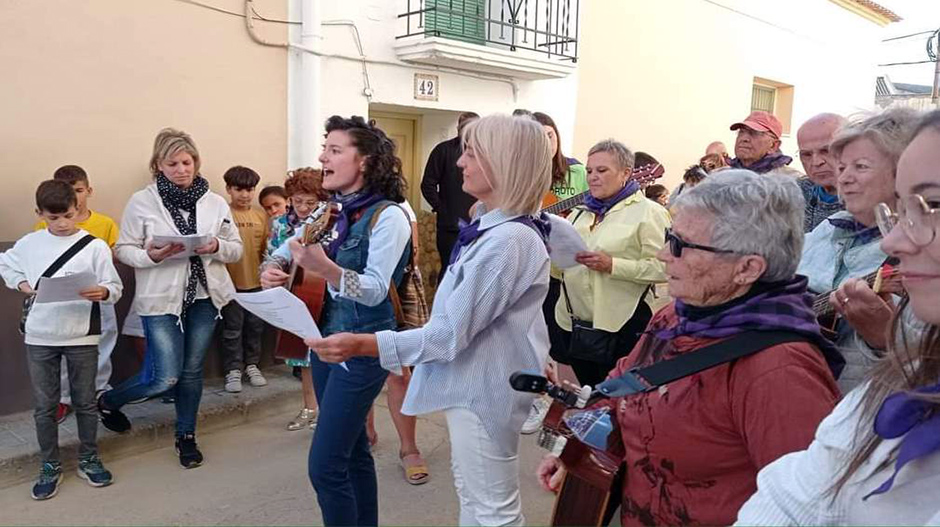 En el centro, guitarra en mano, Nuri Montul, la mantenedora, durante la ronda a las mairalesas.