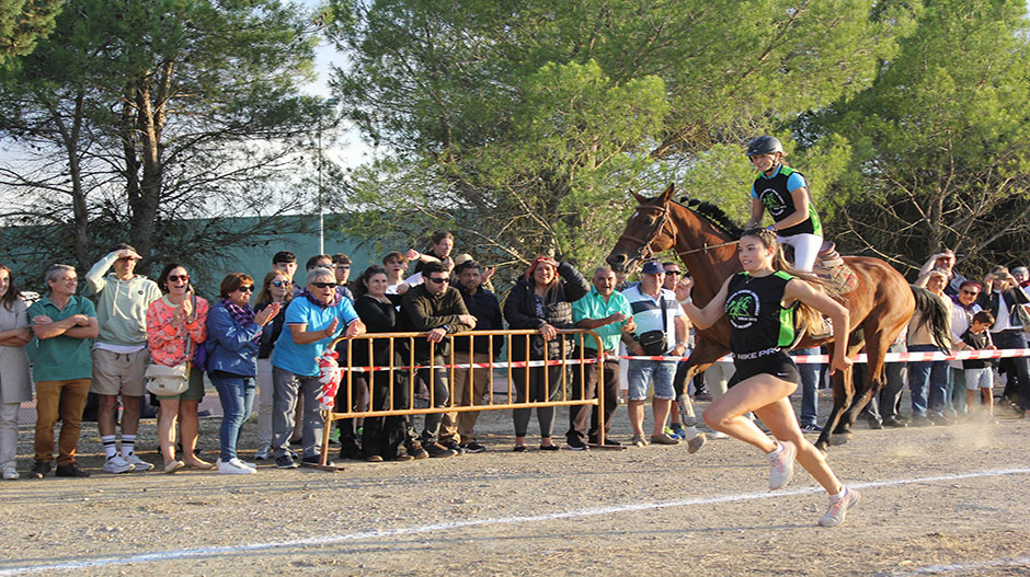 El equipo de atletas ha llegado a estar por delante del caballo.