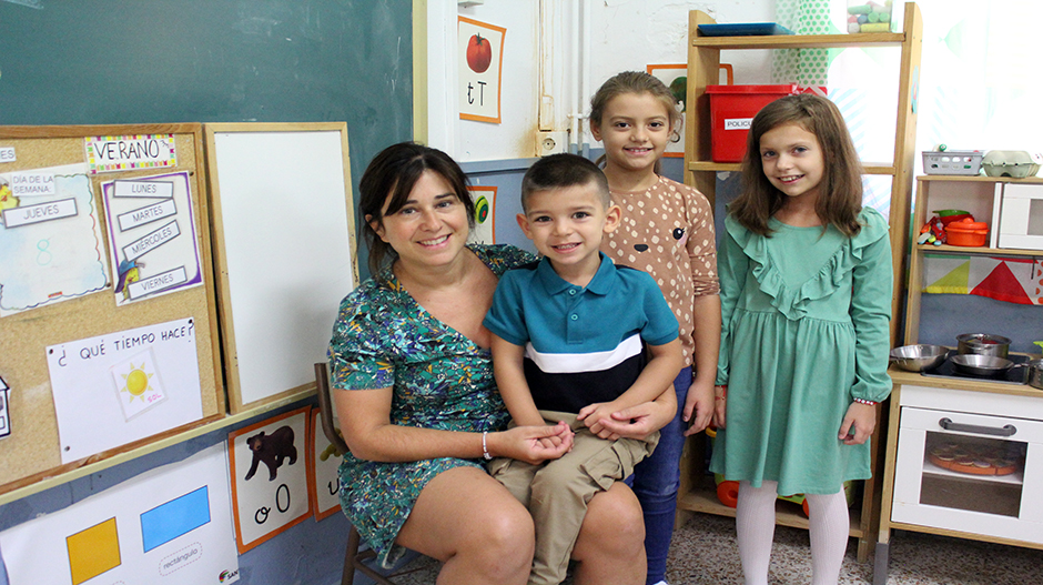 Adelina, Bianca y Mateo junto a su profesora, Davinia Portolés.