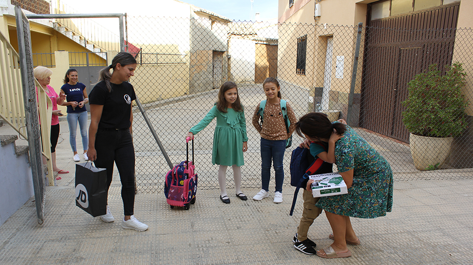 Davinia Portolés ha recibido con un fuerte abrazo a sus alumnos en Albalatillo.