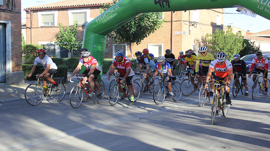 Imagen de la salida de parte del pelotón de la cicloclásica.