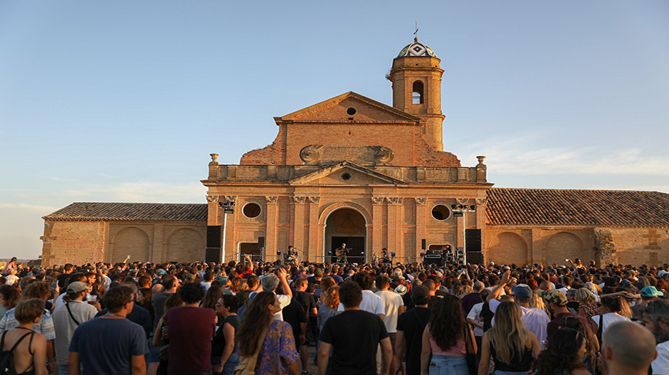 Más de 2.000 personas disfrutaron del concierto de Manu Chao en la Cartuja. Álvaro Calvo/DPH