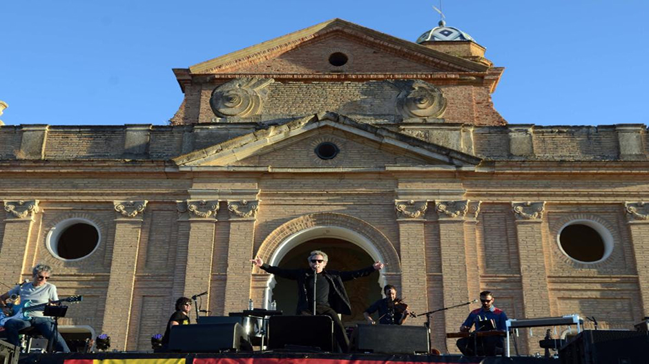 Alrededor de 1.600 personas disfrutaron del concierto de Miguel Ríos.