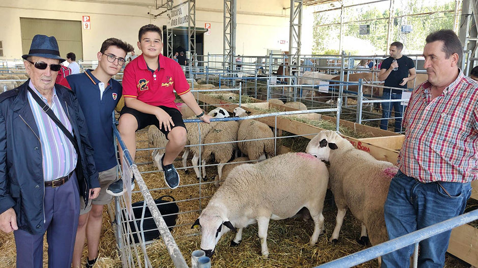 Tres generaciones de la familia Miranda posan junto al ejemplar premiado como el mejor de su raza en Femoga.