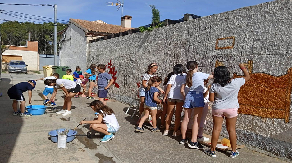 Un mural colectivo y realizado por los más pequeños decora la entrada a su taller.