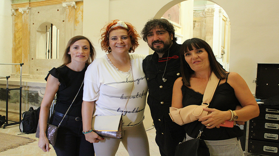 Patricia, Erika y Vanesa, vecinas de Frula, fotografiándose junto al cantante.