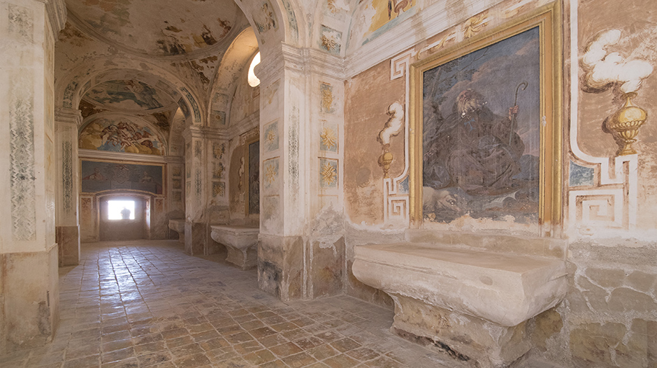 Imagen del estado actual de las pinturas de la tribuna de la iglesia. Javier Blasco (DPH)