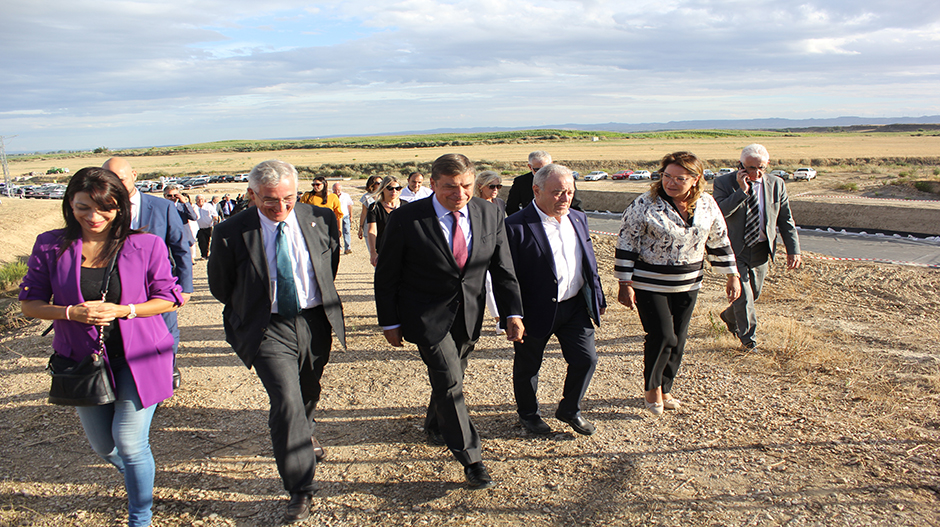 En el centro, Planas durante su visita a las obras del Molinar del Flumen.