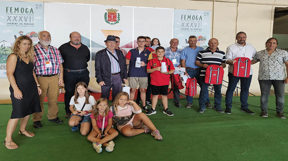 Foto de familia con premiados y organizadores.