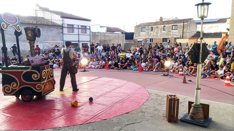 Civi-Civiac, con ‘El Gran Zampano’, en la pista del frontón.