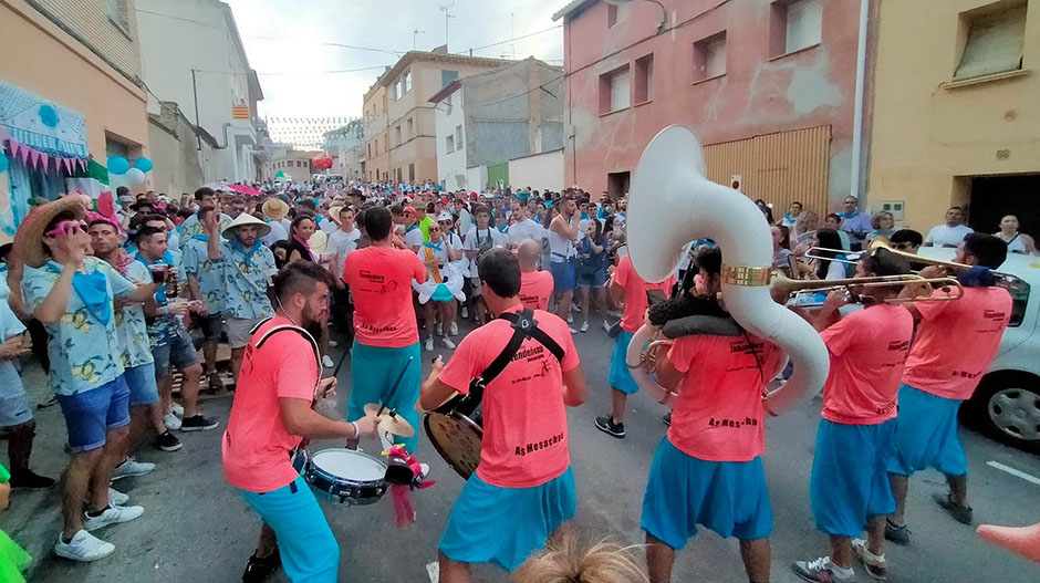 La charanga Os Mozes animó la esperada ronda de peñas.