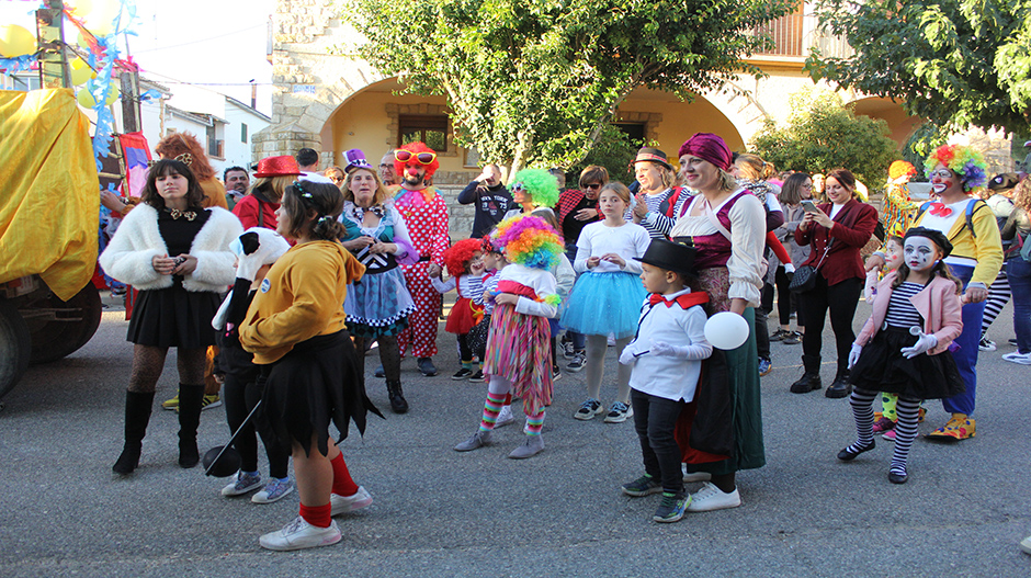 Los vecinos han salido a la calle disfrazados de diferentes personajes de circo.