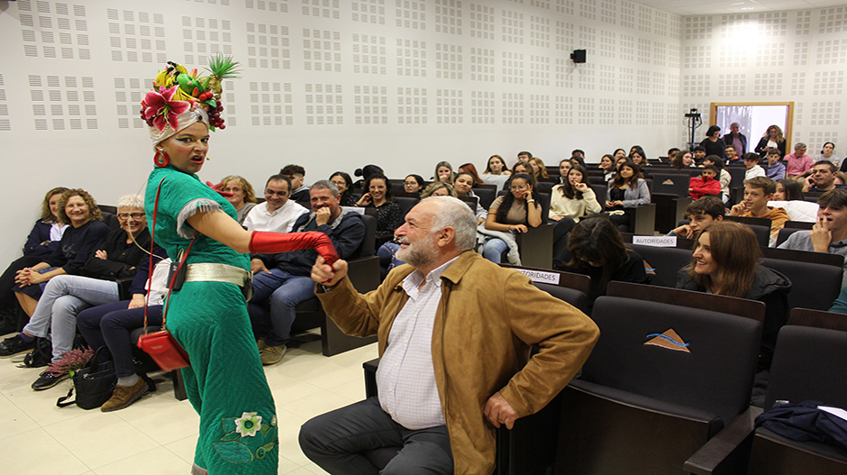 Patricia Coronas, junto al presidente de la Comarca, Armando Sanjuan, en uno de los momentos más distendidos de su actuación.