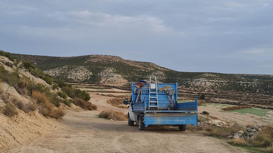 El camión municipal apareció abandonado en un paraje cercano.