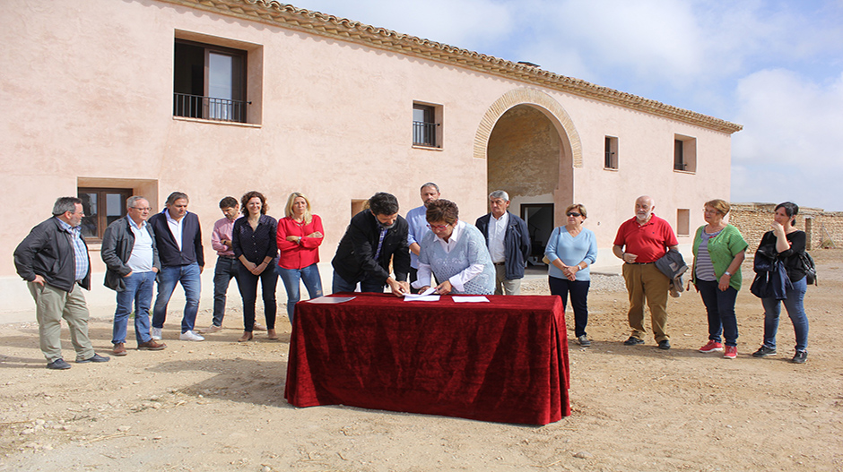 La firma de recepción de las obras ha tenido lugar frente al nuevo centro de visitantes.