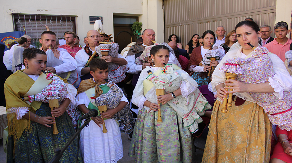 Marian, Alejo, Vera, Clara y Nuria junto al resto de gaiteros del dance de Sena.