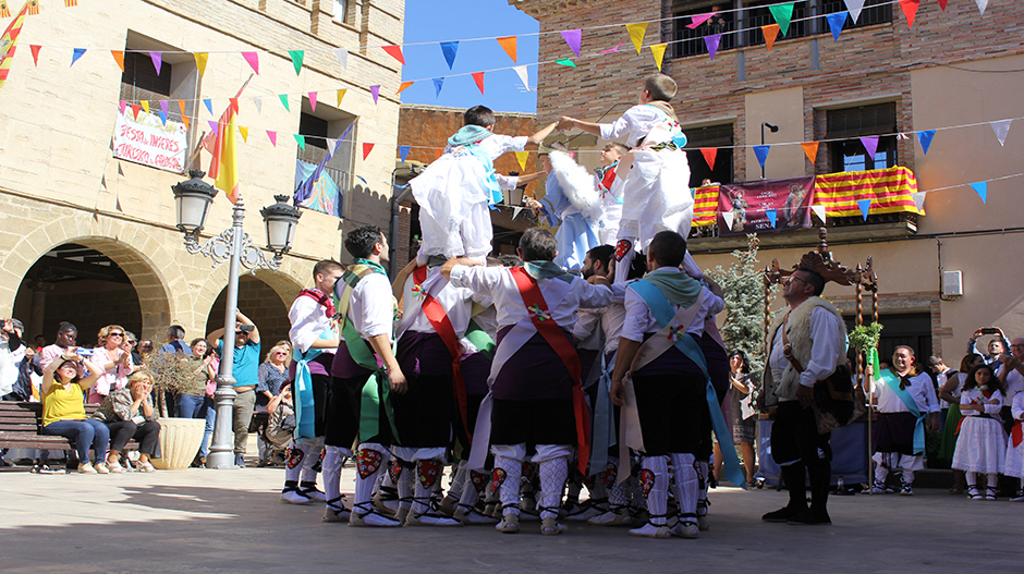 Imagen de un momento de interpretación de La Rueda. En el centro, el Ángel, rodeado de cuatro volantes.