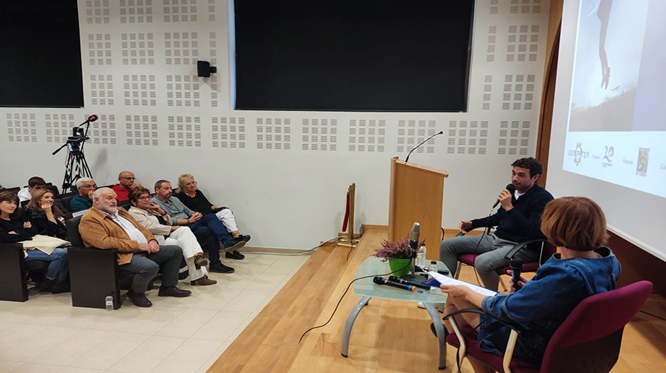 Luis Costa, en un momento de la entrevista en la apertura de la jornada de Esteparea en Sariñena.