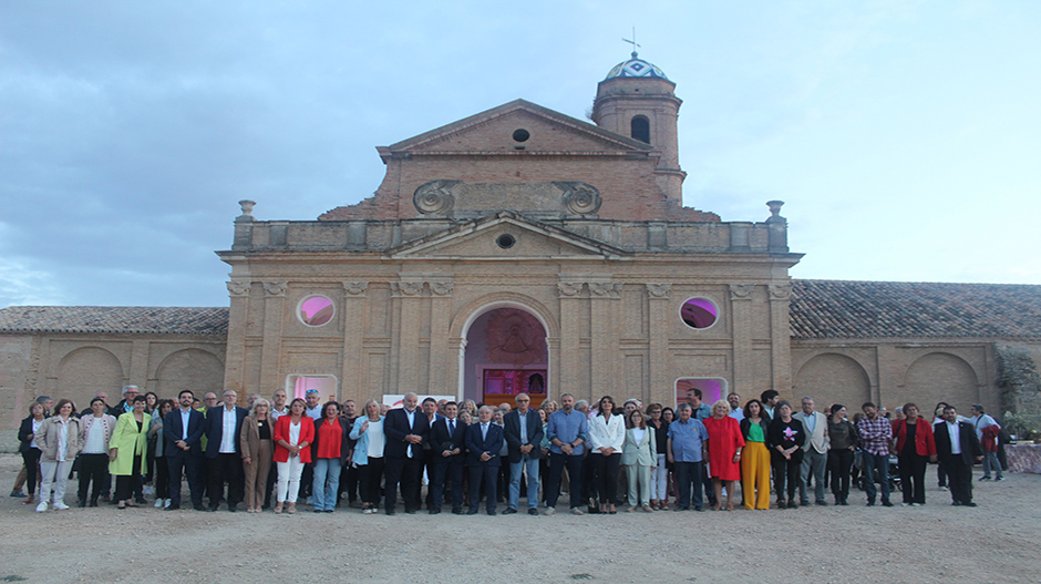 Foto de familia de la celebración del 20 aniversario de la Comarca en la Cartuja de Las Fuentes.
