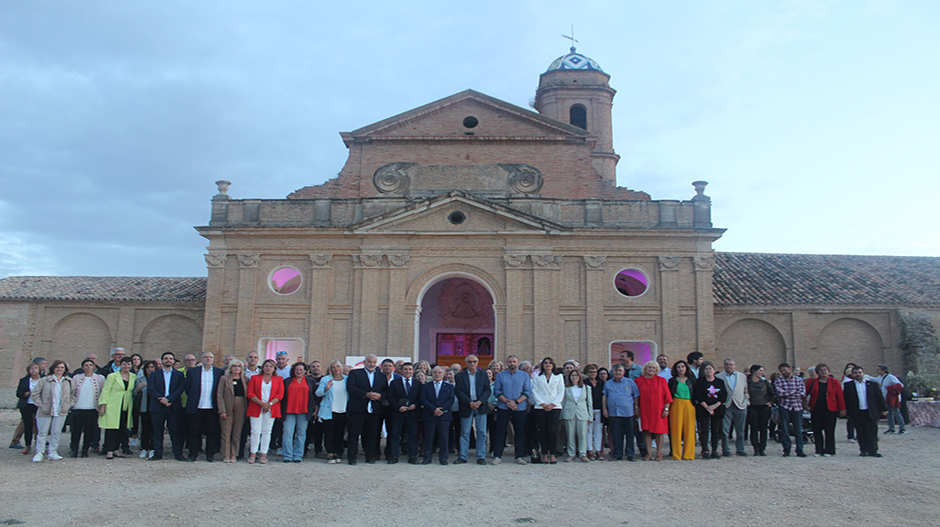 Foto de familia en el acceso a la iglesia del recinto monacal.