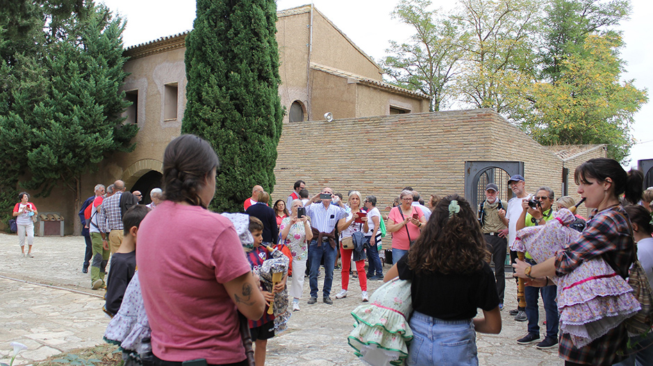 Un grupo de jóvenes gaiteros y gaiteras de Sena ha recibido a los asistentes.