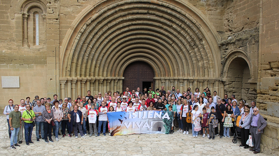 Los primeros participantes se han fotografiado en uno de los elementos más reconocibles de Sijena, la entrada a su iglesia.