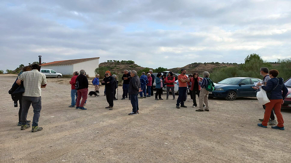 La caminata reivindicativa partió de la ermita de San Miguel y llegó hasta el tozal de la Cobeta.