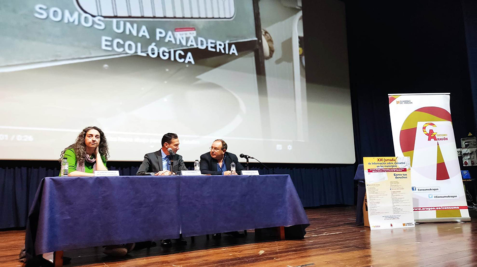 Laura Marcén y José Manuel Ayuda, en la mesa de debate organizada en la jornada.