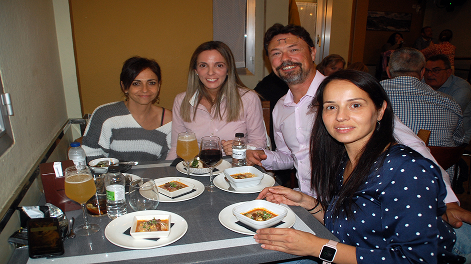 Un grupo de amigos disfruta de las tapas en el restaurante Boira de Sariñena.