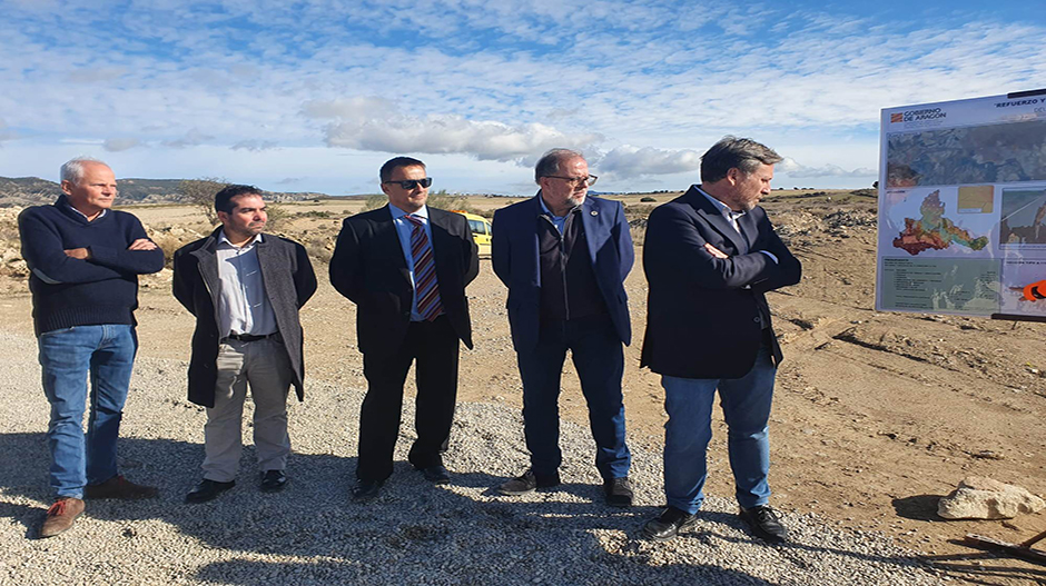 Soro, primero por la derecha, durante las explicaciones técnicas recibidas en su visita a la carretera.