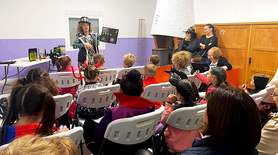 Los cuentacuentos tuvieron lugar en la sede de la asociación local de mujeres.