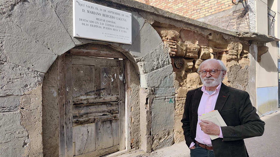 José Luis Doménech, junto a la casa natal de su tío abuelo y con un ejemplar bajo el brazo de su libro.