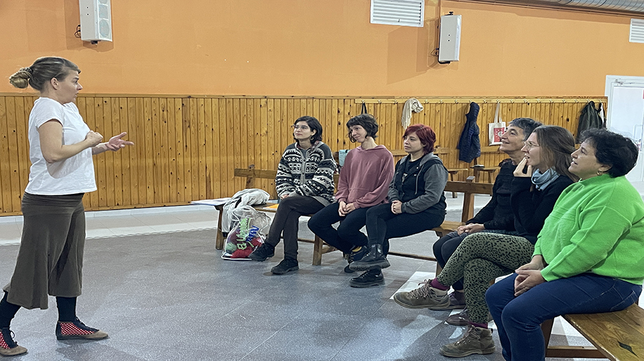 A la izquierda, Patricia Coronas, durante el taller de improvisación.