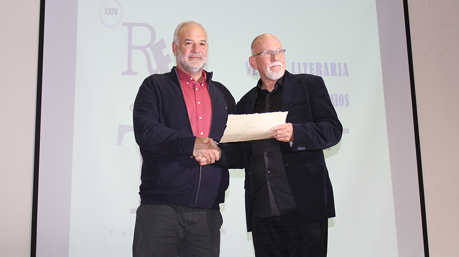 El presidente de la Comarca, Armando Sanjuan, junto al ganador del certamen, Luis Manuel García Méndez.